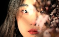 男人一边吻奶一边弄进去的视频